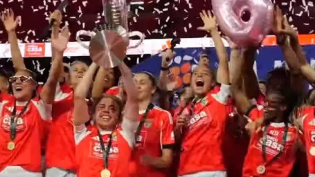 Pauleta e companhia levantam o troféu do hexacampeonato do Benfica