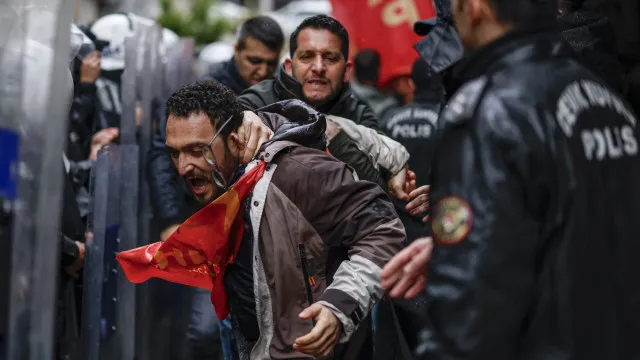 
                    Libertadas todos os detidos em Istambul no Dia do Trabalhador
                