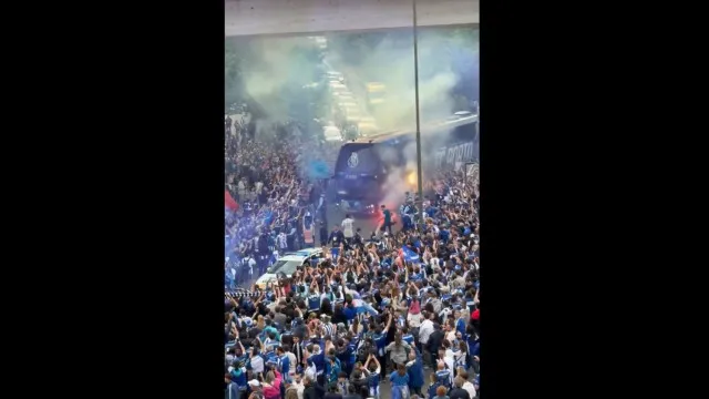
                    Arrepiante. A receção apoteótica dos adeptos ao autocarro do FC Porto
                