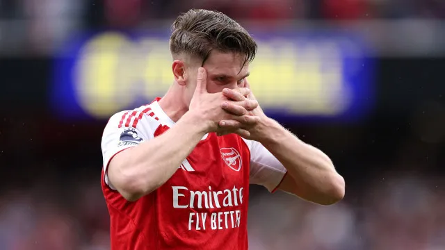 
                    Gyokeres mostra máscara a Marco Silva e Arsenal pressiona Manchester City
                