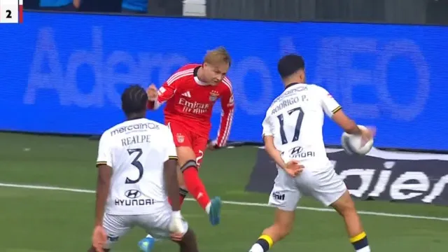 
                    O lance polémico em que o Benfica pediu penálti e o árbitro não assinalou
                