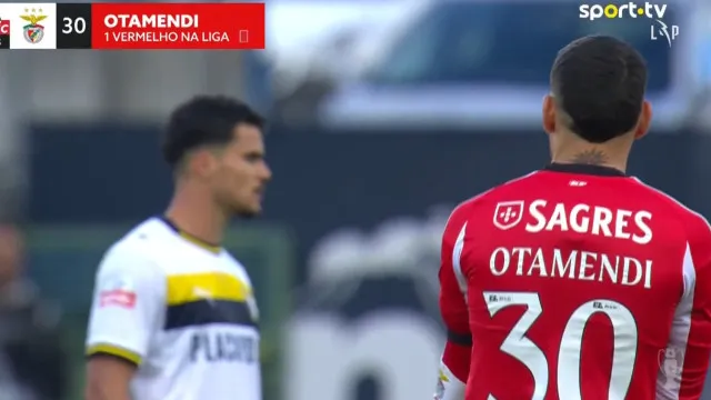 Otamendi fez o que não devia. Benfica reduzido a dez depois desta entrada