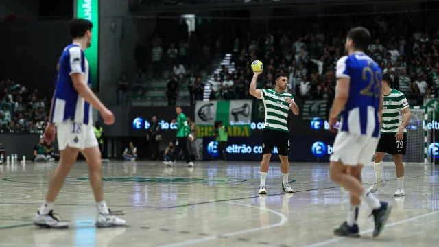 
                    Sporting abate FC Porto e sagra-se tricampeão nacional de andebol
                