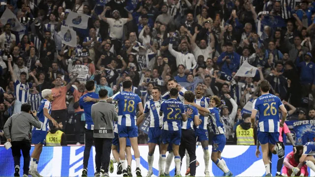 Milhares de adeptos do FC Porto esperam no Coreto pelos novos campeões