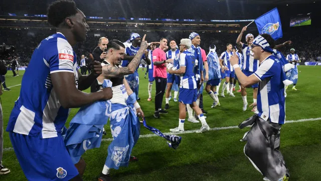 
                    FC Porto campeão: festa portista alastra de dentro para fora do estádio
                