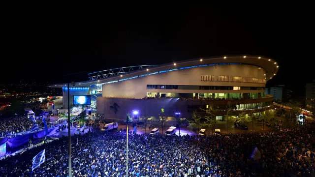 
                    EM DIRETO: Jogadores do FC Porto já sobem ao palanque para festejar
                