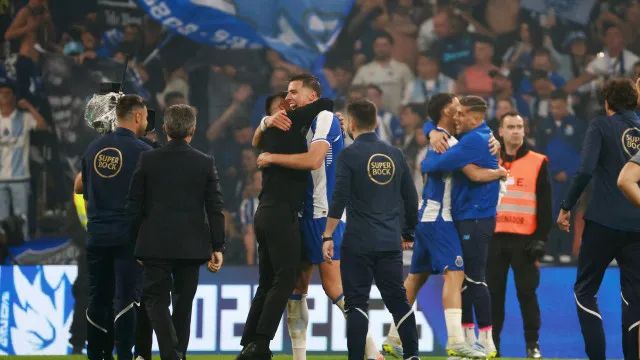 
                    Dragões de Famalicão festejam junto ao estádio onde Benfica empatou
                
