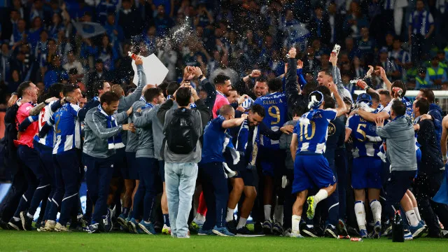 
                    Madeira 'pintada' de 'azul e branco' para festejar título do FC Porto
                
