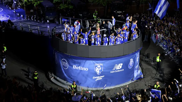 
                    FC Porto campeão: Ações fecham com queda de 4,73% para 3,22 euros
                