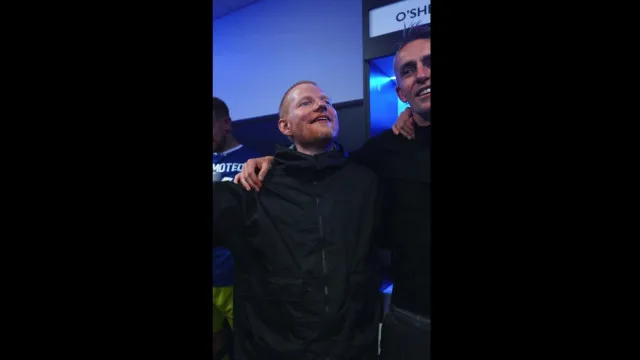 
                    Ed Sheeran foi ao balneário do Ipswich festejar e só podia dar nisto
                