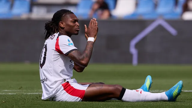 Nem Rafael Leão salvou. Asneira de Tomori trama Milan frente ao Sassuolo