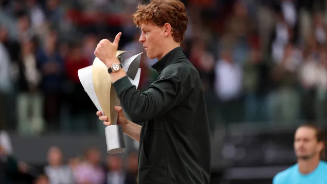 
                    Jannik Sinner 'arrasa' Alexander Zverev e vence Masters 1.000 de Madrid
                