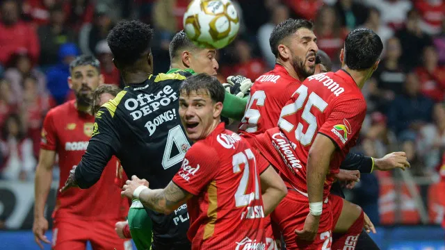 
                    Paulinho prolonga 'jejum' e deixa Toluca em maus lençóis
                