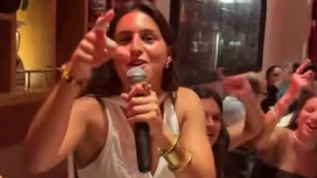 Kika Nazareth dá espetáculo no jantar do Barcelona. Música já é viral