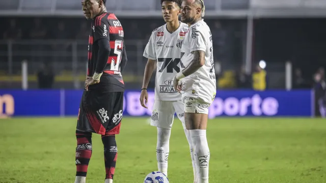 
                    Santos a ferro e fogo. Neymar 'passa-se' e atira filho de Robinho ao chão
                