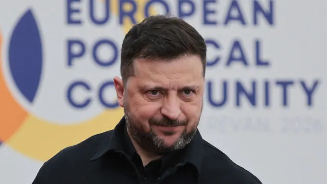 
                    Zelensky pede 