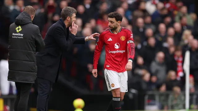 
                    Bruno Fernandes pode perder braçadeira no United? A resposta de Carrick
                