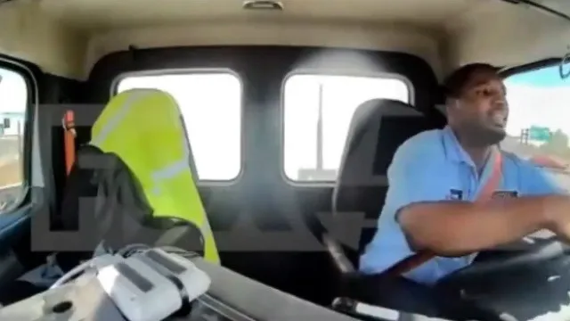 
                    Avião embate contra poste e camião que circulava em estrada nos EUA
                