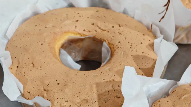 
                    Este pão de ló de chocolate leva 6 ingredientes e faz-se em 10 minutos
                