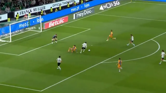 Maxi Araújo fez 3-0 em Alvalade, o VAR foi chamado a intervir e validou