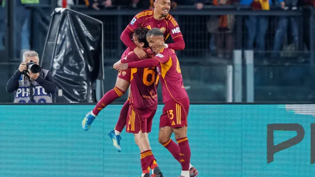 
                    Roma 'despacha' Fiorentina e sobe ao quinto lugar em Itália
                