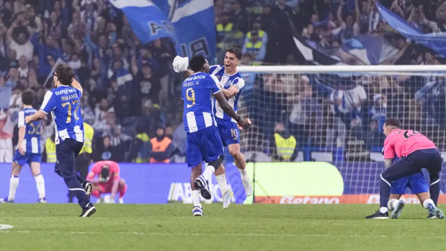
                    FC Porto sagrou-se campeão, Benfica escorregou e Sporting goleou         
                