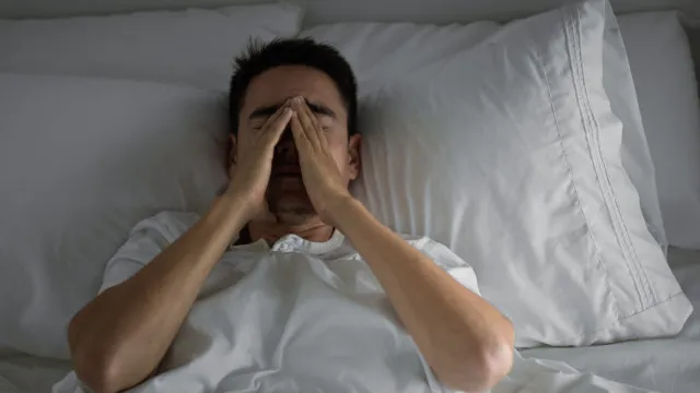 
                    É por isto que adormece no sofá, mas não consegue quando chega à cama
                