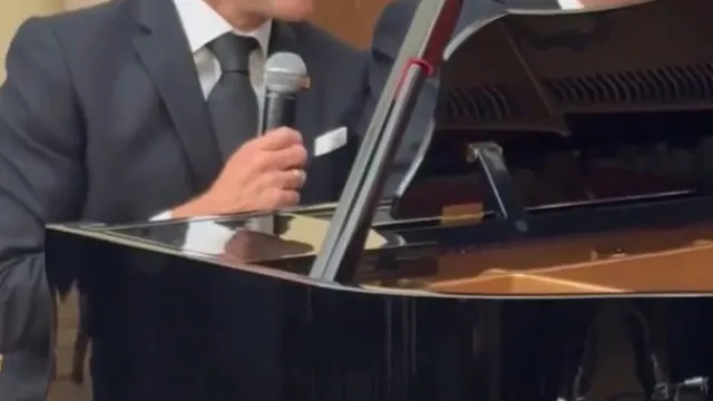 
                    Macron canta 