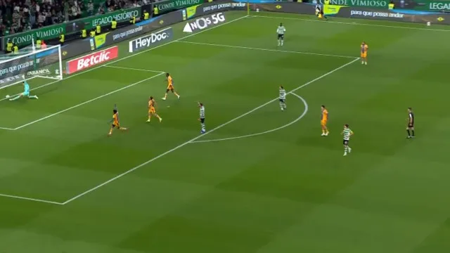 
                    Insólito. O autogolo de Debast que selou a goleada do Sporting em 5-1
                