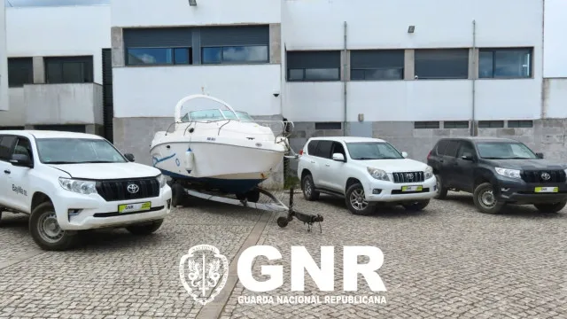 
                    Gangue detido em Palmela com droga, armas de guerra e 75 mil euros
                