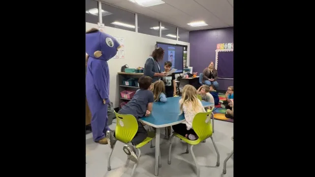 
                    Após 11 meses fora, militar surpreende filho vestido de mascote na escola
                