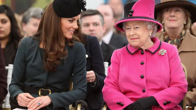 
                    Kate Middleton tinha mágoa de Isabel II? Luxos preocupavam rainha 
                