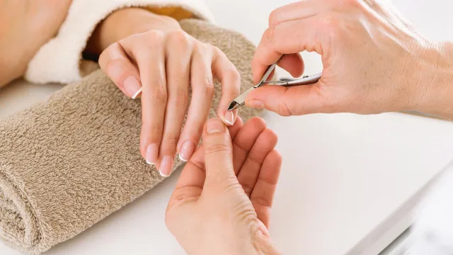 
                    Deve-se ou não remover as cutículas das unhas? Especialistas respondem
                