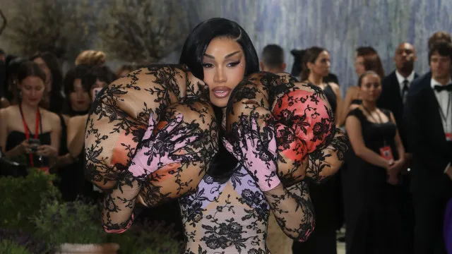 
                    Doente, Cardi B não faltou à Met Gala. 
