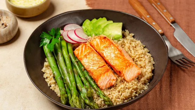 
                    Que delícia! Anote esta receita de salmão ao alho e mel na air fryer
                