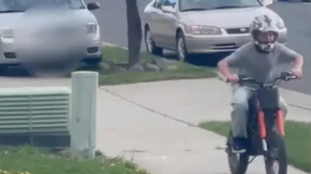 
                    Momento em que carro persegue menor de motorizada pelo passeio: 