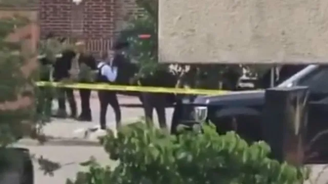 
                    Dois mortos e três feridos em tiroteio em centro comercial em Dallas
                