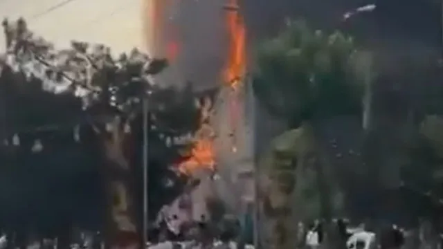 
                    Pelo menos 11 mortos e 40 feridos em incêndio em centro comercial no Irão
                