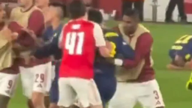 Arsenal festeja, Pubill vai atrás de Gyokeres e quase corre (muito) mal
