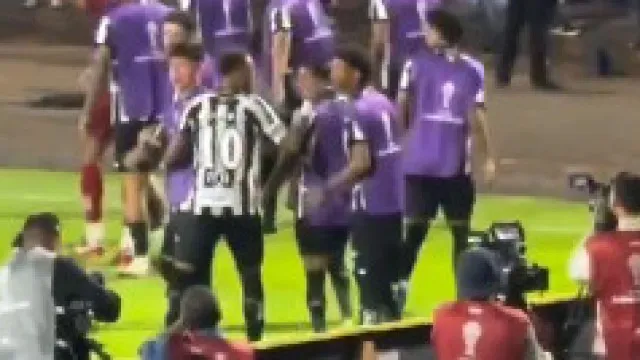 Neymar marca, mas é o que faz com o filho de Robinho que dá que falar
