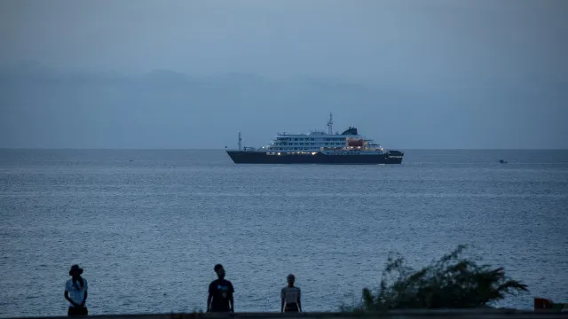 
                    Como é o dia a dia dos passageiros no cruzeiro com surto de hantavírus?
                