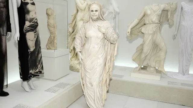 
                    Look de Heidi Klum na Met Gala dificultou idas à casa de banho?
                