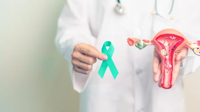 
                    Cancro do ovário: Mitos, sinais e diagnóstico. Falámos com especialista
                