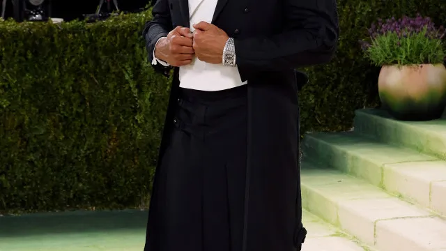 
                    Dwayne Johnson usou relógio de mais de 3 milhões de dólares na Met Gala
                