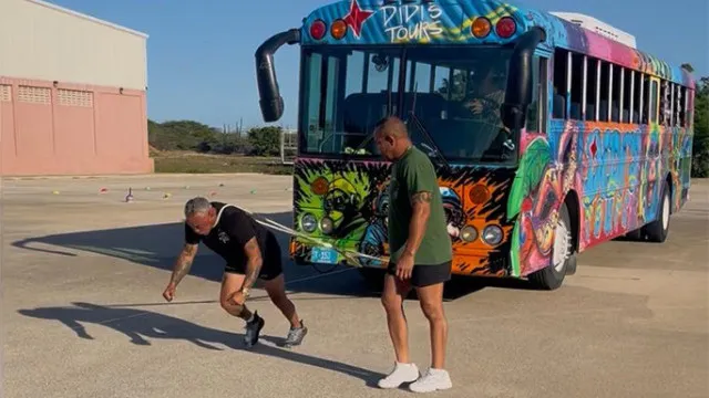 
                    Atleta de 49 anos puxa autocarro de 9.860 kg por 20 metros... com pescoço
                