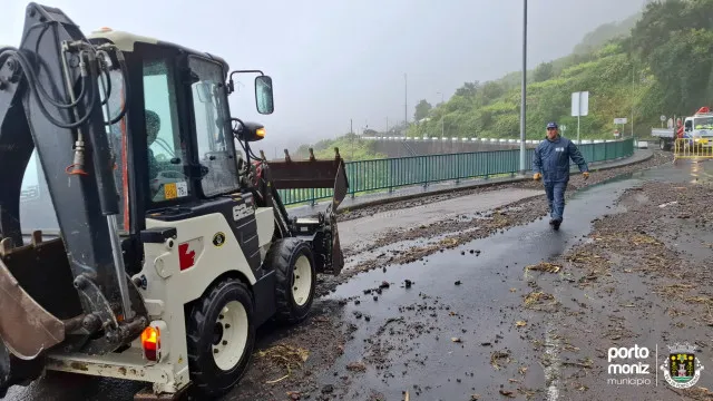 
                    Derrocadas, cortes de estradas e deslizamentos. O mau tempo na Madeira
                