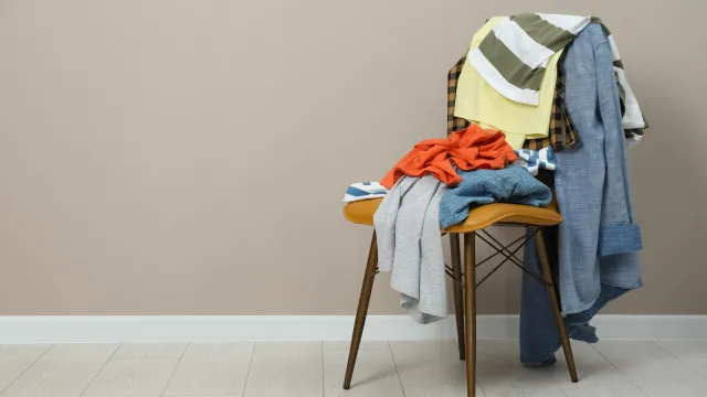 
                    Costuma empilhar a roupa na cadeira? Como acabar com este hábito (de vez)
                