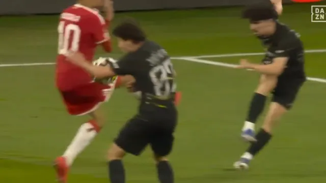 
                    Bayern protestou com João Pinheiro por alegado penálti de João Neves
                