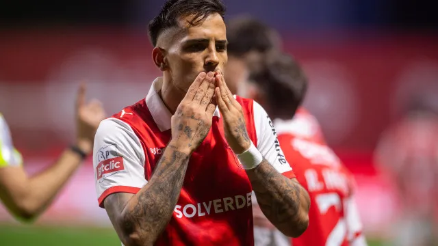 
                    O rumor da semana: Entre Benfica e Sporting, que cadeira escolhe Zalazar?
                
