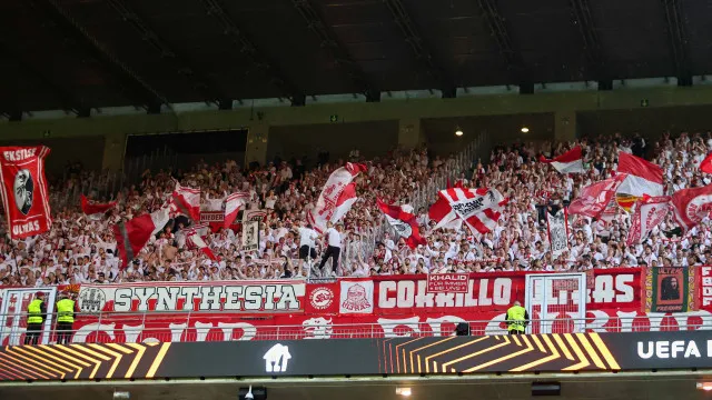 Centenas de adeptos apoiam Sporting de Braga na praça de Friburgo